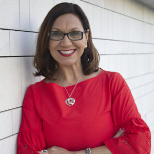 rsz_anitaheiss-3465_midshot_red_white