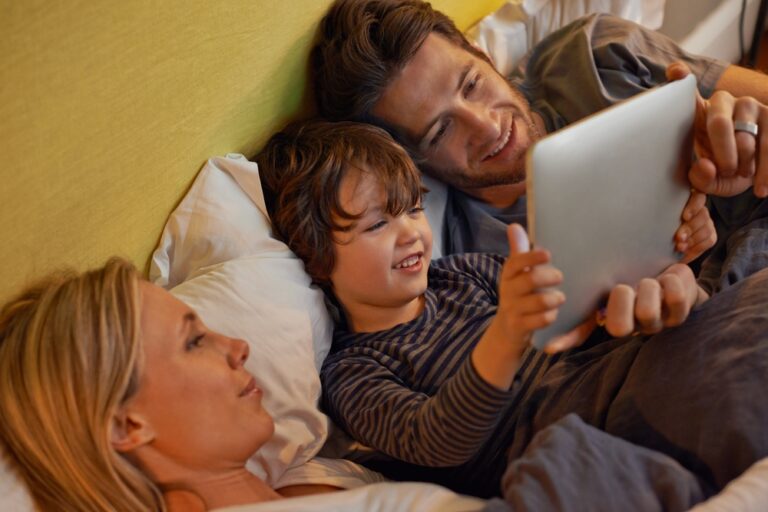 Bed,,Parents,Or,Child,With,Tablet,For,Streaming,,Playing,Games