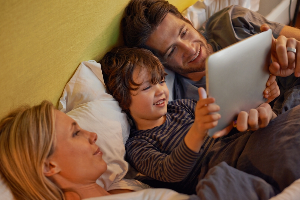 Bed,,Parents,Or,Child,With,Tablet,For,Streaming,,Playing,Games